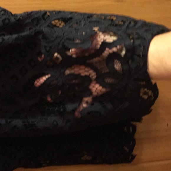 Black top overlayed with lace - Picture 5 of 5